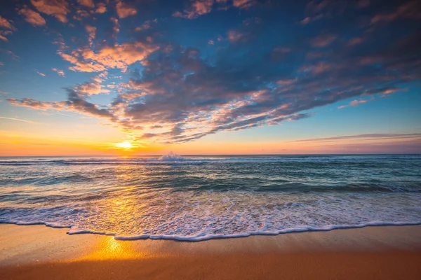 Deniz Sahil Üzerindeki Güzel Bulutlar Güneşin Doğuşu — Stok fotoğraf