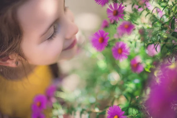 Güzel Çiftçi Kız Çiçek Bahçesinde Açan Pembe Çiçeklerin Kokusunu Alıyor — Stok fotoğraf