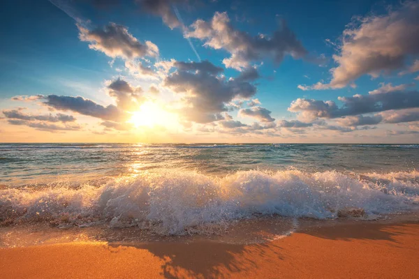Strand Zonsopgang Boven Tropische Zee Golven Zand — Stockfoto
