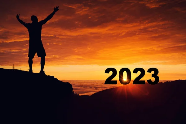 Człowiek Sylwetka Szczycie Góry Oglądając Wschód Słońca 2023 Roku Podczas — Zdjęcie stockowe