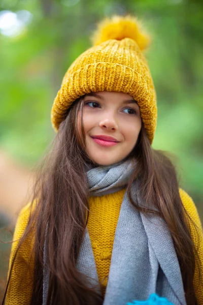 야외에서 아름다운 여자의 모자와 스카프를 — 스톡 사진