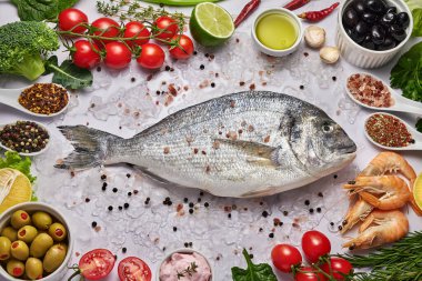 Taze Balık Gıda geçmişi. Farklı deniz ürünleri, karides ve kırmızı havyar. Beyaz arka planda otlar, sebzeler ve baharatlarla yemek pişirmek için balık. Çiğ Et Panorama afişi.
