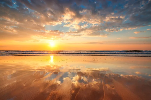 Pláž Východ Slunce Nad Tropickým Mořským Pískem Vlnami — Stock fotografie