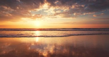 Sahilde altın deniz gündoğumu ve mutlu yıllar 2023. Deniz kıyısında günbatımında okyanus dalgaları, yavaş çekim 4k video. 