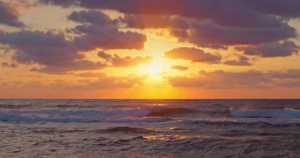 Морской Пейзаж Живописный Восход Солнца Облаками Над Морскими Волнами Видео — стоковое видео