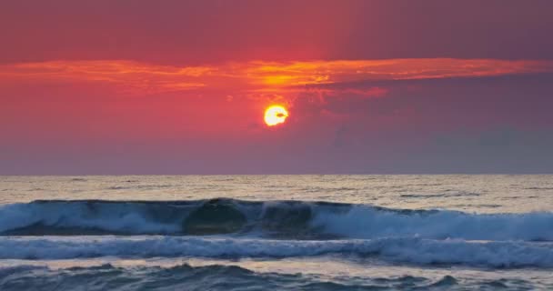 Poranna Panorama Przylądka Malowniczy Wschód Słońca Chmurami Nad Falami Morskimi — Wideo stockowe