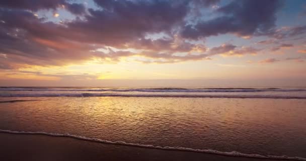 Όμορφο Πρωινό Πάνω Από Την Τροπική Παραλία Ωκεανό Θάλασσα Ανατολή — Αρχείο Βίντεο
