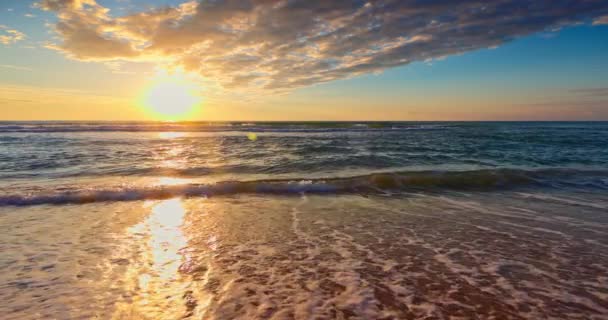 Oceaan Strand Zonsopgang Panoramisch Uitzicht Zee Kleurrijke Zonsopgang Kust — Stockvideo