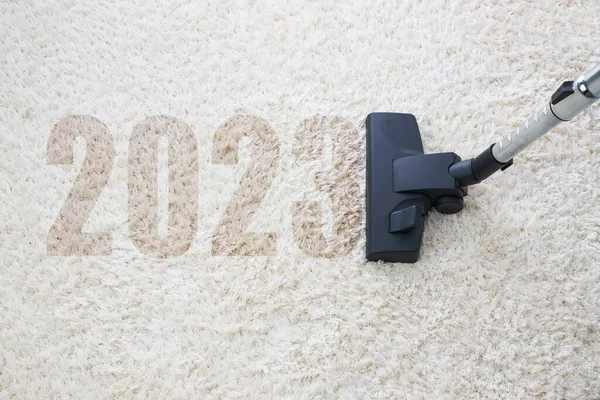 新的2023年 使用真空吸尘器清洁家居 并复制文字空间 — 图库照片