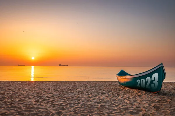 新年快乐2023年早上关于海滩的概念 渔船和美丽的日出或日落在海滨 — 图库照片