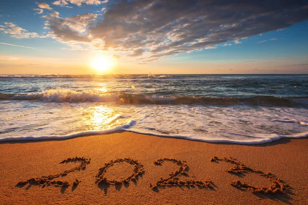 快乐和生活方式的概念 2023年新年 黎明时分 在沙滩上发短信 热带海洋早晨 — 图库照片