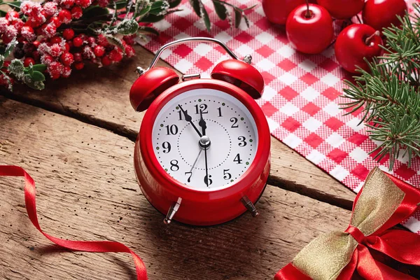 休日の背景に真夜中まで数分を数えるクリスマス目覚まし時計 クリスマスと新年 休日の販売来るの概念 テキスト バナーのためのスペース — ストック写真