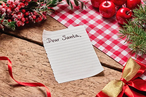 亲爱的圣诞老人 愿圣诞贺卡和信放在木制桌子上 上面有许多五彩缤纷的圣诞和新年装饰 — 图库照片