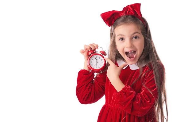 赤い目覚まし時計を持つクリスマス女性 笑顔女の子で赤いサンタクラスのドレスポージング上の白い背景 — ストック写真