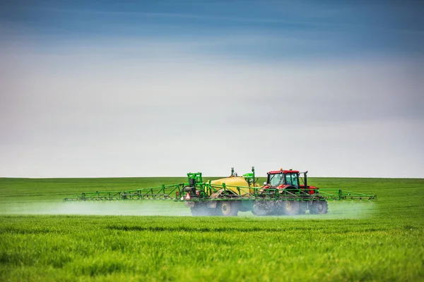 Traktorové Postřikovací Hnojivo Postřikující Pesticidy Zelené Louce Zemědělský Koncept Pozadí — Stock fotografie