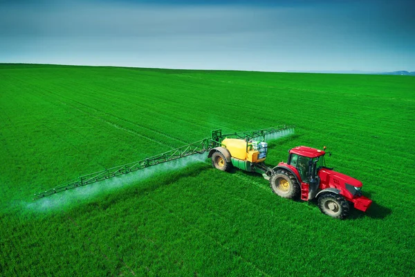 畑に耕し 噴霧農業トラクターの空中ビュー — ストック写真