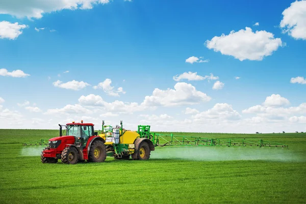 Trator Spray Fertilizante Pulverização Pesticidas Campo Verde Conceito Fundo Agrícola — Fotografia de Stock