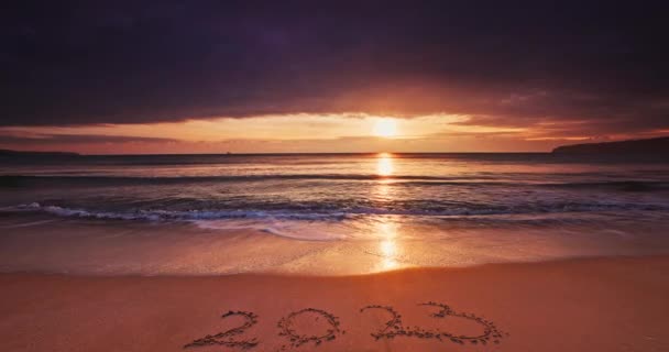 2023 Bienvenido Texto Del Año Nuevo Orilla Del Mar Durante — Vídeo de stock