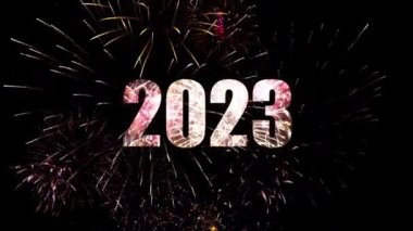 Mutlu yıllar 2023 sezonluk arka plan aydınlatması, gece yarısı havai fişekler. Havai fişek maytap bayrağı, 4K video
