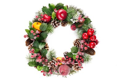 Noel çelengi, Noel ev dekorasyonu, kesilmiş, beyaz arka planda izole edilmiş.