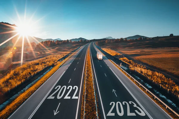 2023成功したスタートのための道路上のハッピー新年のテキスト 旅行や将来のビジョンのための概念は ストレート 計画や挑戦やキャリアパス ビジネス戦略 機会と変化 新しい目標を開始します 高速道路と自然景観 — ストック写真