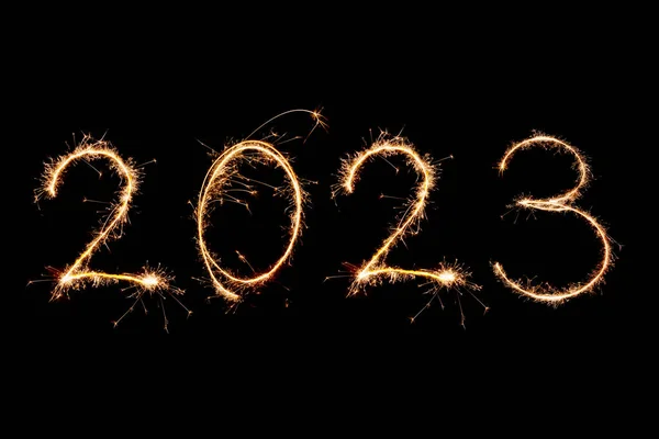 2023用黑色背景的闪光烟火写的 新年快乐2023横幅概念 — 图库照片