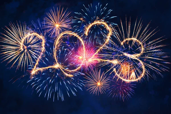 2023 Šťastný Nový Rok Jiskry Noční Obloze Jiskřivý Ohňostroj Černém — Stock fotografie
