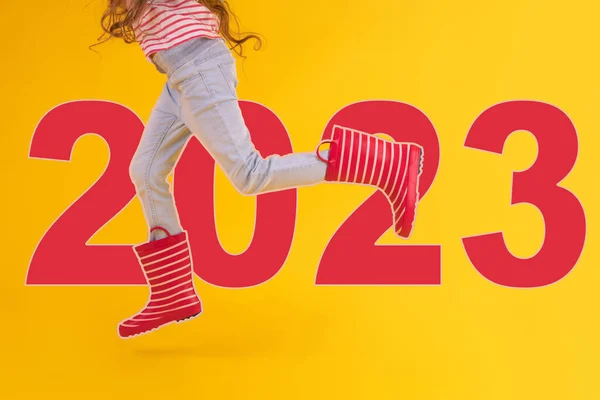 2023 Concepto Estilo Vida Saltar Chica Hacia Año Nuevo Banner — Foto de Stock