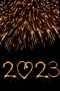 2023 Mutlu Yıllar Parıltılı Havai fişekler 'in kara gece gökyüzü metni. Havai fişekler ve aydınlatma kutlaması.