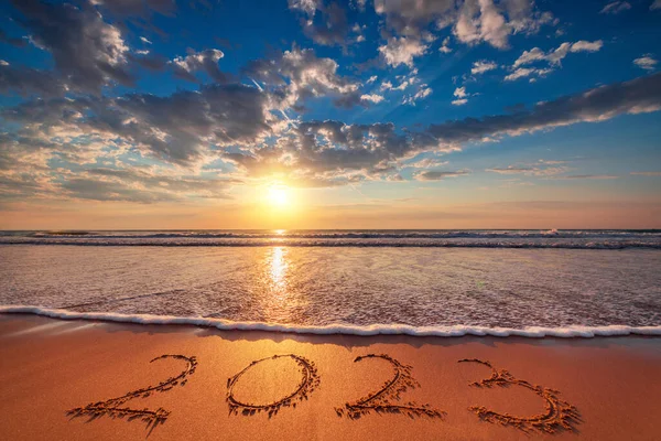 Šťastný Nový Rok 2023 Koncept Nápisy Pláži Písek Při Východu — Stock fotografie