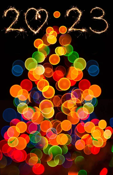 概要クライストマスライトの円形ボケ 墨色は黒を基調としている 2023年の新年とクリスマスツリー — ストック写真