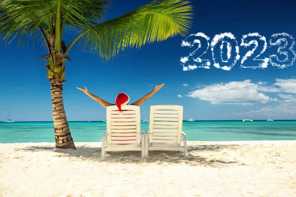2023 Concepto Año Nuevo Con Mujer Sombrero Santa Relajante Playa — Foto de Stock
