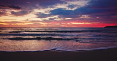 Cennet 'in doğa manzarası tropikal ada plajı ve deniz dalgaları ve okyanus kıyısında gün doğumu manzarası, 4k video.