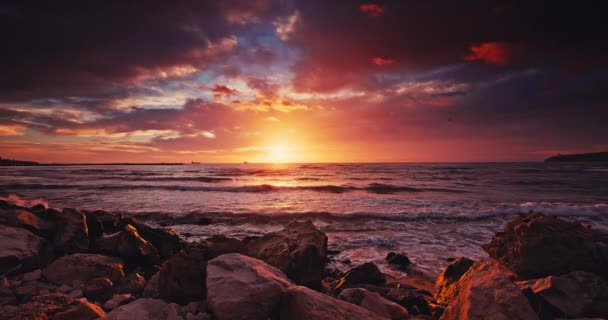 楽園の自然景観熱帯島のビーチと海の波と海の海岸の風光明媚な色の日の出 4Kビデオ — ストック動画