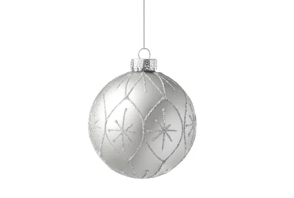 在白色背景上隔绝的圣诞树球 银质圣诞铝质装饰品 — 图库照片