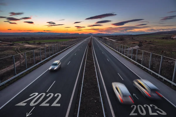 在阳光明媚的日子开路 直到2023年新年 公路上的旅行和运输的空中景观 — 图库照片