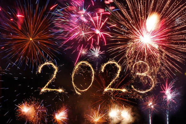2023年新年快乐 由闪烁着的焰火和黑色背景的火花组成 平安夜午夜的夜空 周年照明 — 图库照片