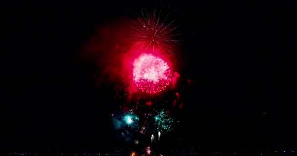 Osvětlení Ohňostrojů Půlnoční Obloze Sezónní Pozadí Firework Jiskry Video Šťastný — Stock video