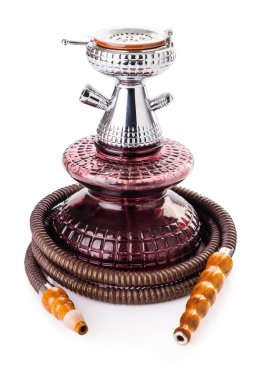 Modern nargile beyaz arka planda izole edilmiş.
