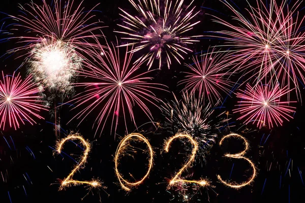 2023 Новым Годом Написанный Искрящимся Фейерверком Освещения Качестве Фона — стоковое фото