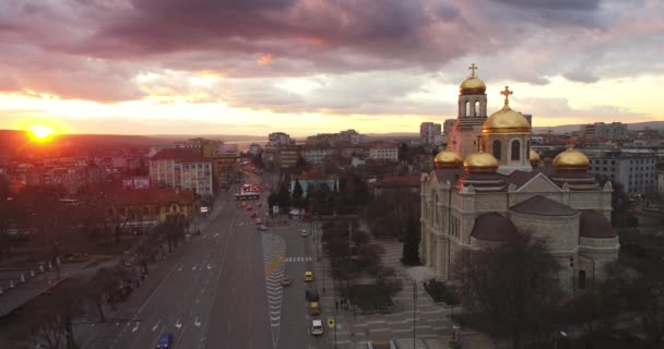Varna Bulgarien Antenn Solnedgång Över Stadens Centrum Och Katedralen Antagandet — Stockvideo