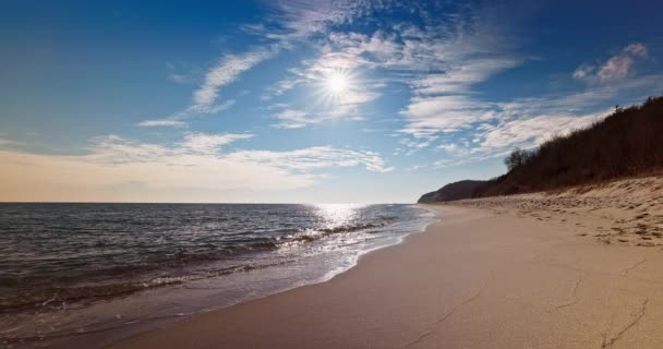 Красивий Природний Ландшафт Дикого Піщаного Пляжу Сяючі Сонячні Промені Над — стокове відео