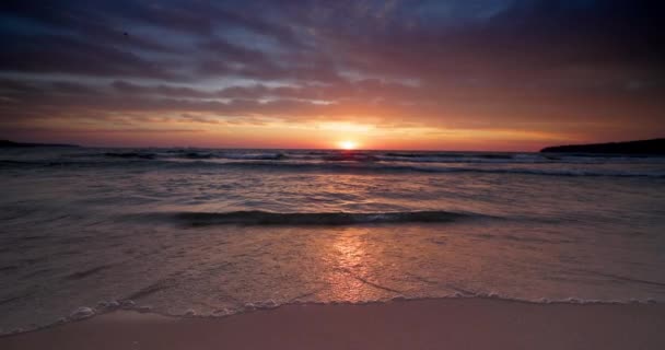 ビーチの海岸でリラックスした日の出 海と海の上の夕日 4Kインスピレーションビデオ — ストック動画