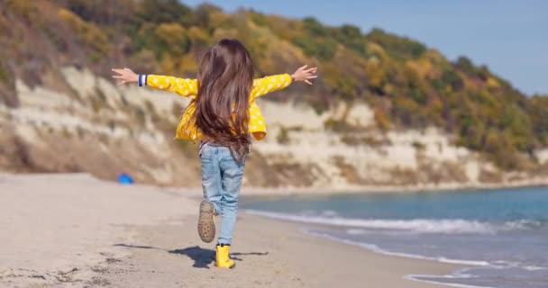 Happy Little Girl Running Sand Wild Beach Enjoying Hot Autumn — Wideo stockowe