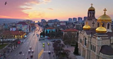 Varna şehri, Bulgaristan 4k video klibi, günbatımında şehir merkezindeki Katedral Varsayım ve Şehir 'in manzaralı panoramik manzarası