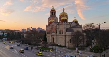 Varna şehri, Bulgaristan 4k video klibi, günbatımında şehir merkezindeki Katedral Varsayım ve Şehir 'in manzaralı panoramik manzarası