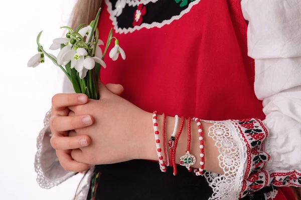 Ragazza Bulgara Costumi Folcloristici Tradizionali Con Fiori Bucaneve Braccialetto Lana — Foto Stock
