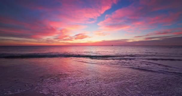 Colorful Sky Clouds Scenic Sunrise Sea Waves Beach Shore Video — Stok video
