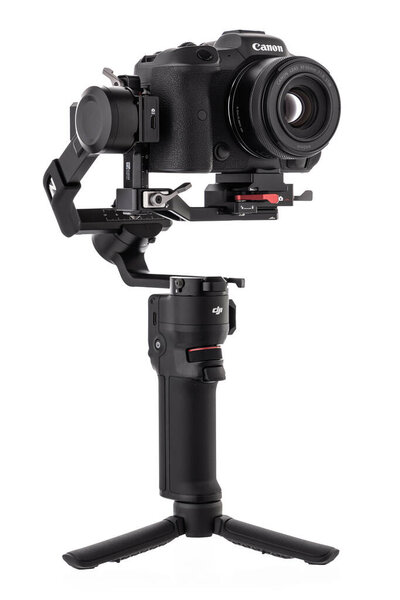 Варна, Болгария - 17 февраля 2023 года: Canon R5 и DJI Ronin 3 mini - трехосный моторизованный стабилизатор Gimbal для DSLR или беззеркальных камер производства компании DJI, изолированный на белом.