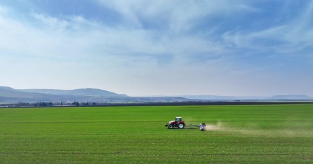 Traktor Mit Walzenbearbeitung Auf Einem Landwirtschaftlichen Feld Frühjahr Antennenvideo Bodenwalzen — Stockvideo